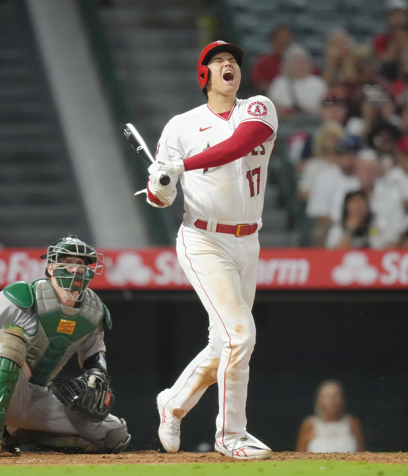 エンゼルス対アスレチックス　7回裏エンゼルス1死、自打球を右足に受け、もん絶する大谷（撮影・菅敏）