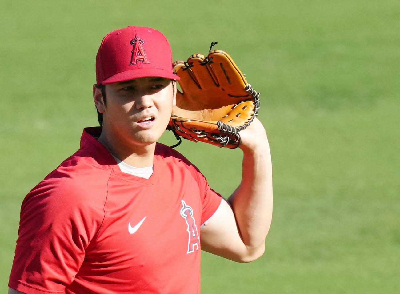 エンゼルス対アスレチックス　試合前、キャッチボールで調整する大谷（撮影・菅敏）