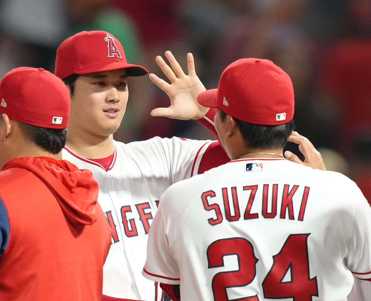 アスレチックスに勝利し、スズキ（右）とタッチをする大谷（撮影・菅敏）