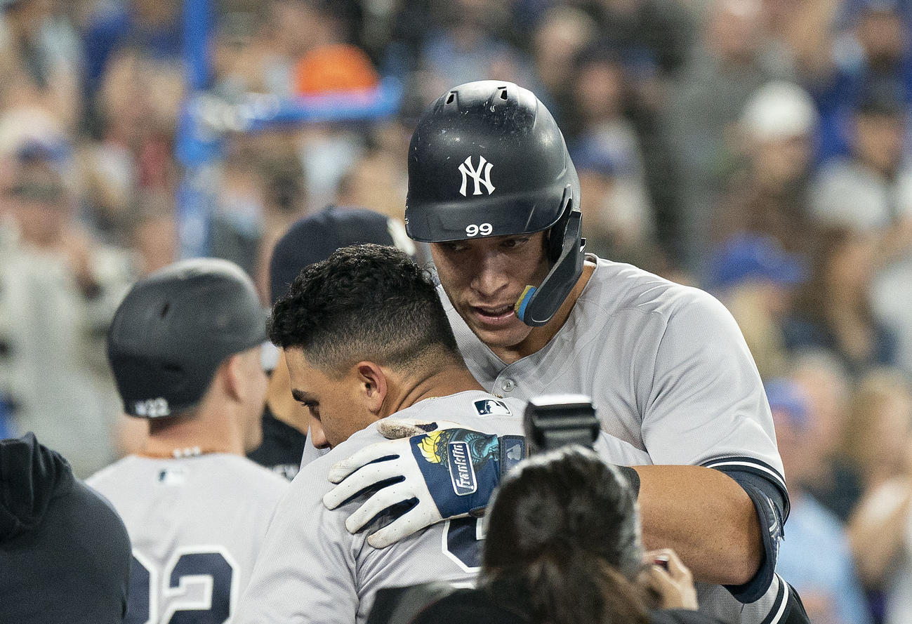 61号を放ったヤンキース・ジャッジはチームメートに祝福される（USA TODAY）