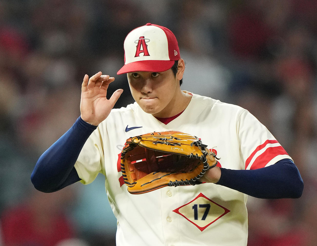 エンゼルス対アスレチックス　2回、球審にあいさつする大谷（撮影・菅敏）