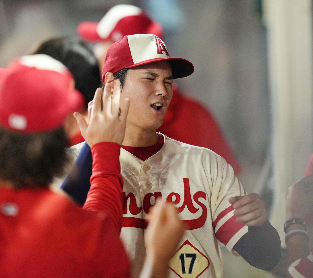 エンゼルス対アスレチックス　8回を投げ終え降板するエンゼルス大谷は、ベンチで悔しそうな表情を見せる（撮影・菅敏）