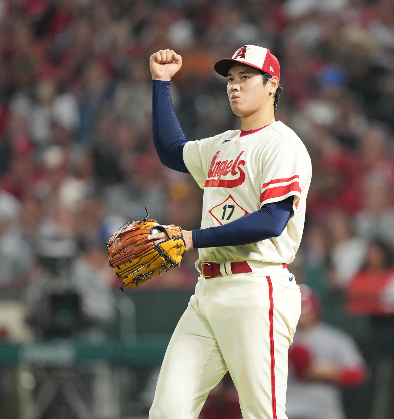 エンゼルス対アスレチックス　8回を投げ終え2安打無失点で降板するエンゼルス大谷は、拳を握り締める（撮影・菅敏）