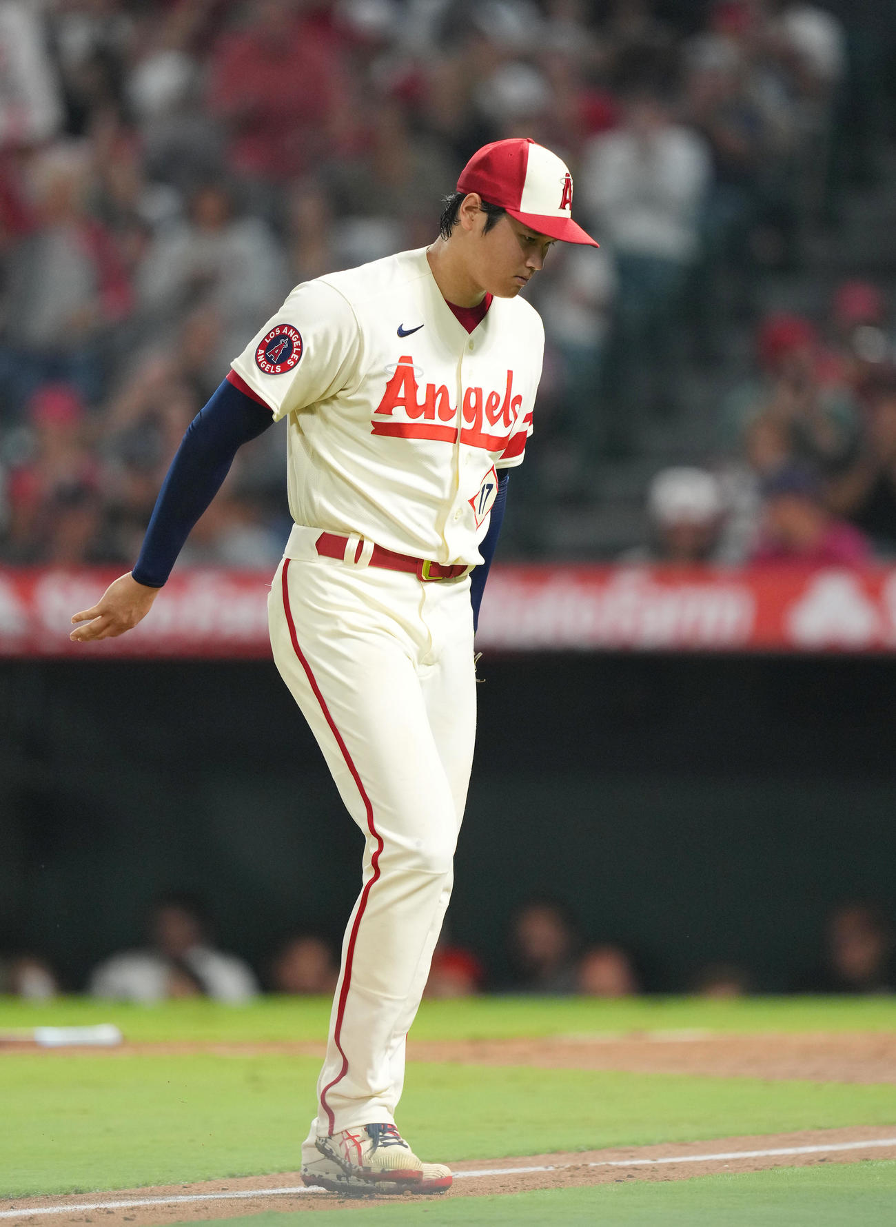 エンゼルス対アスレチックス　8回を投げ終え降板するエンゼルス大谷は、がっくり肩を落とす（撮影・菅敏）