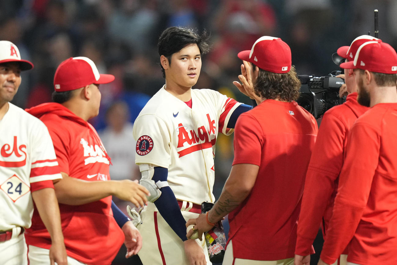 アスレチックス戦に先発し、8回を2安打無失点で15勝目を挙げたエンゼルス大谷（中央）は、ナインとタッチをする（撮影・菅敏）