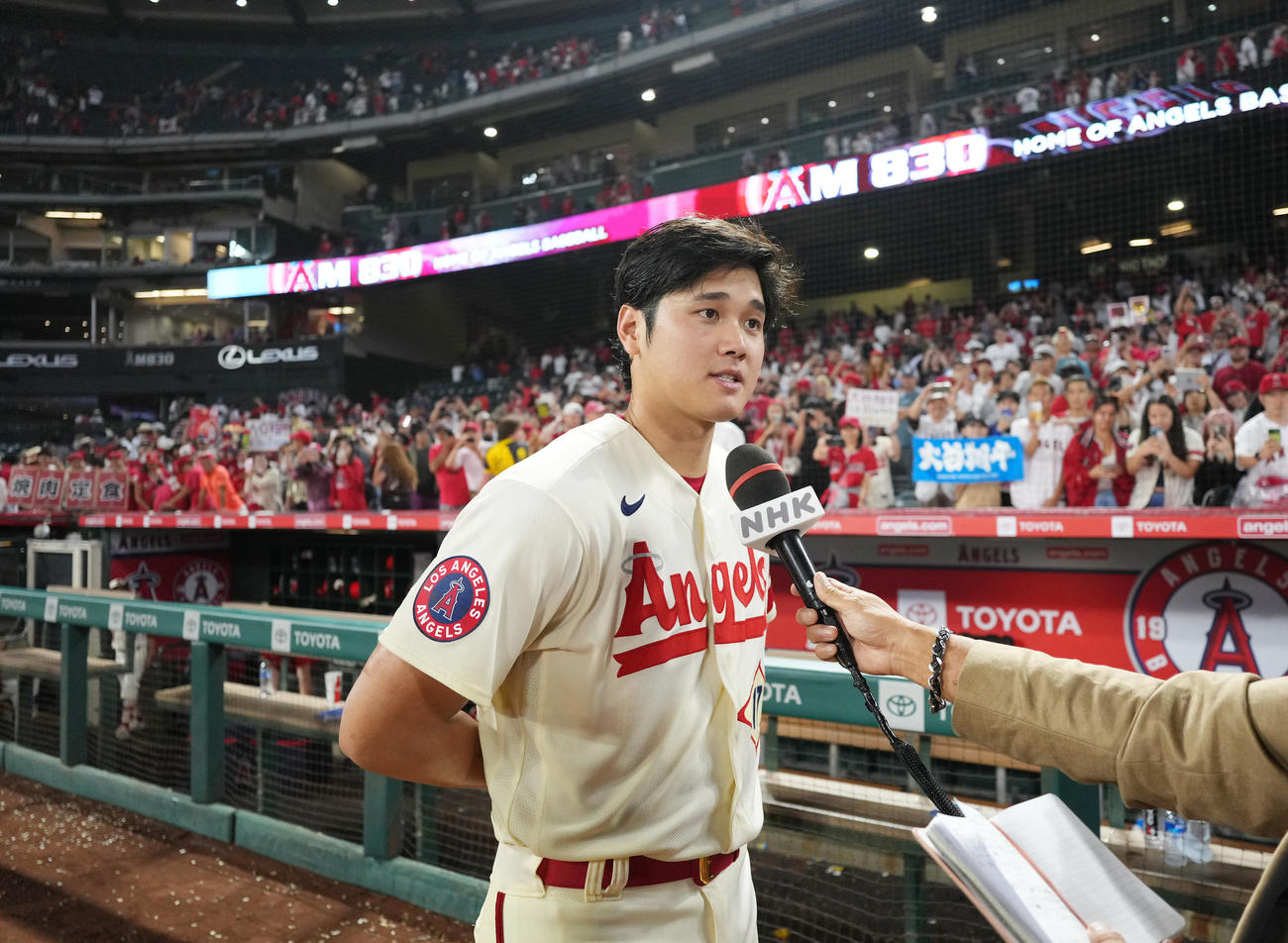 アスレチックス戦に先発し、8回を2安打無失点で15勝目を挙げたエンゼルス大谷は、インタビューに応じる（撮影・菅敏）