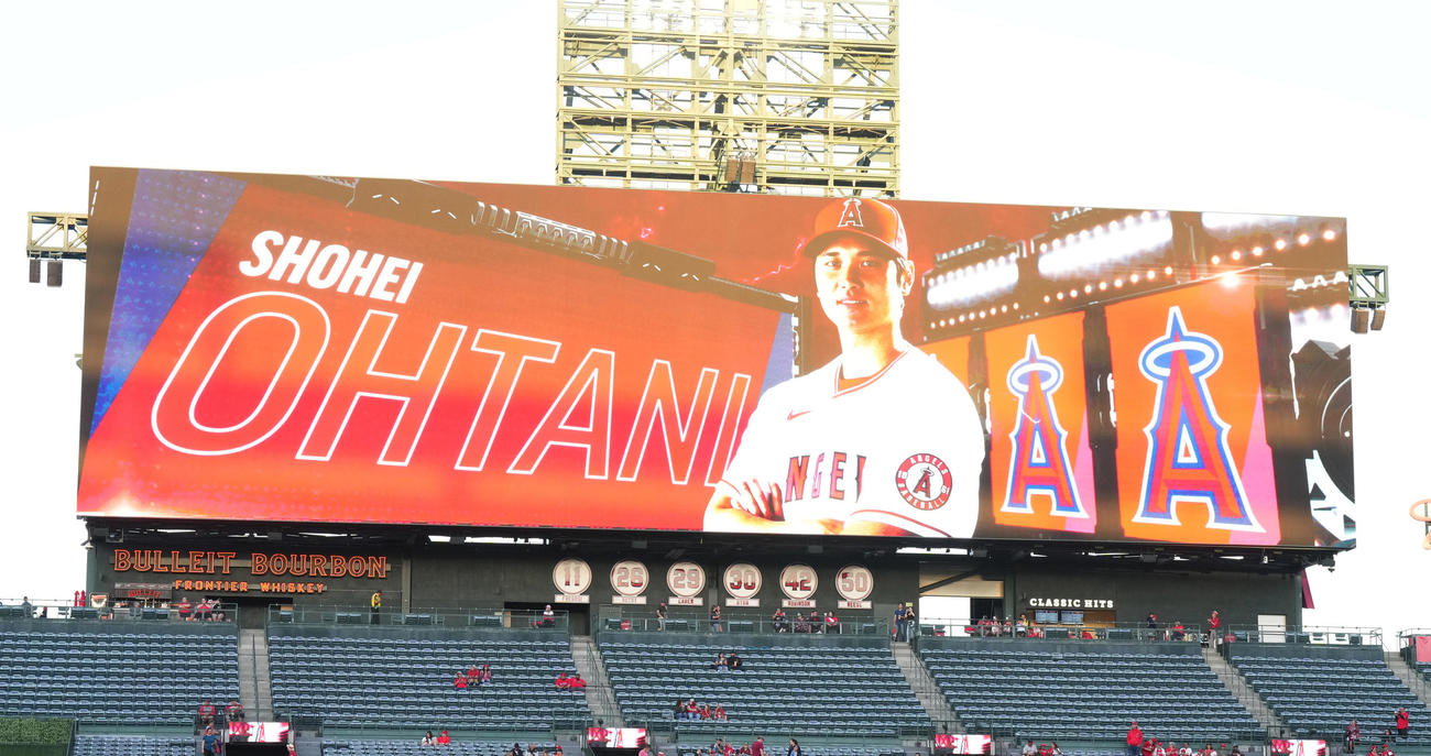 エンゼルス対レンジャーズ　スタメンの発表で3番DHで紹介される大谷（撮影・菅敏）