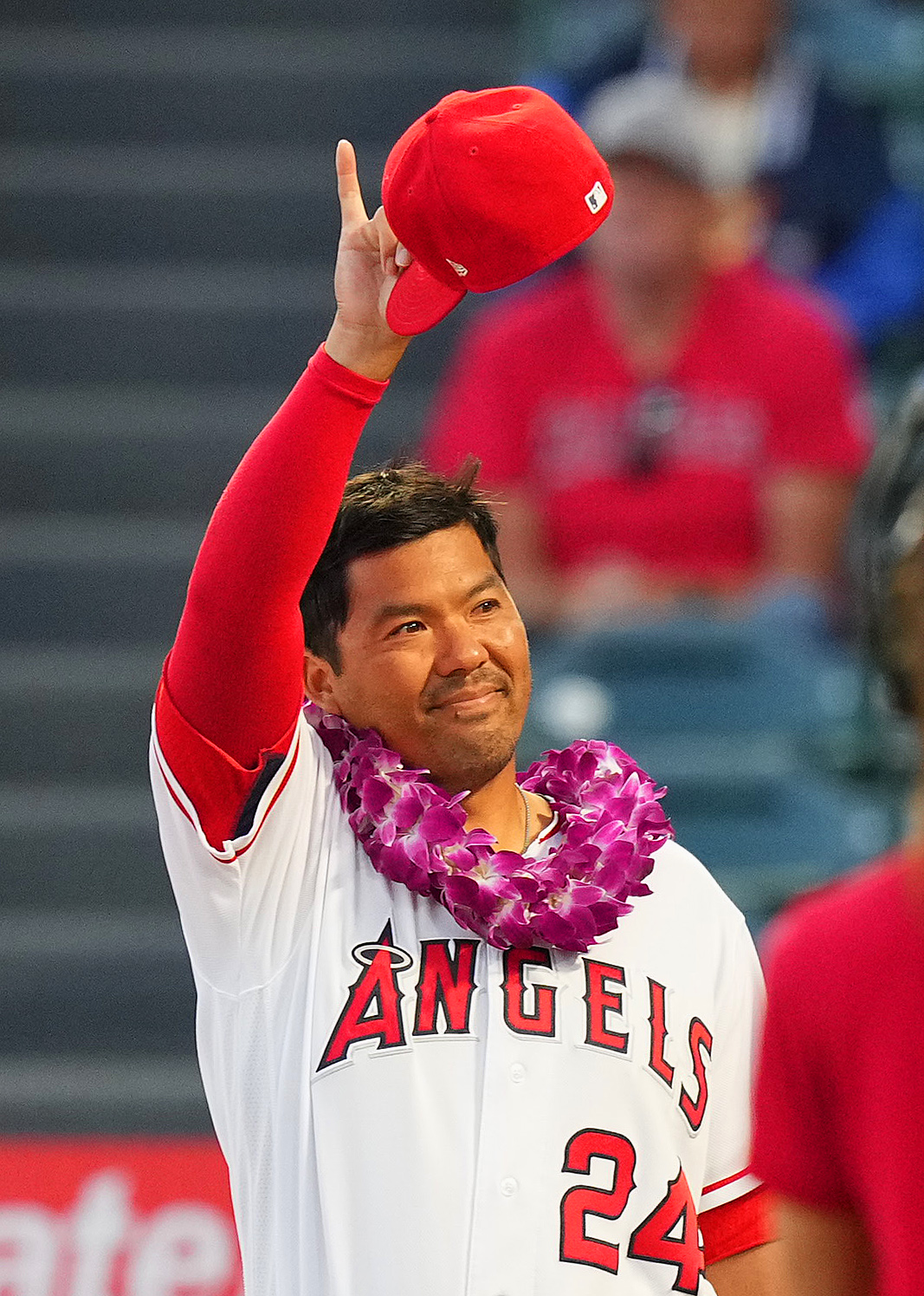 エンゼルス対レンジャーズ　引退セレモニーでファンの歓声に応えるスズキ（撮影・菅敏）