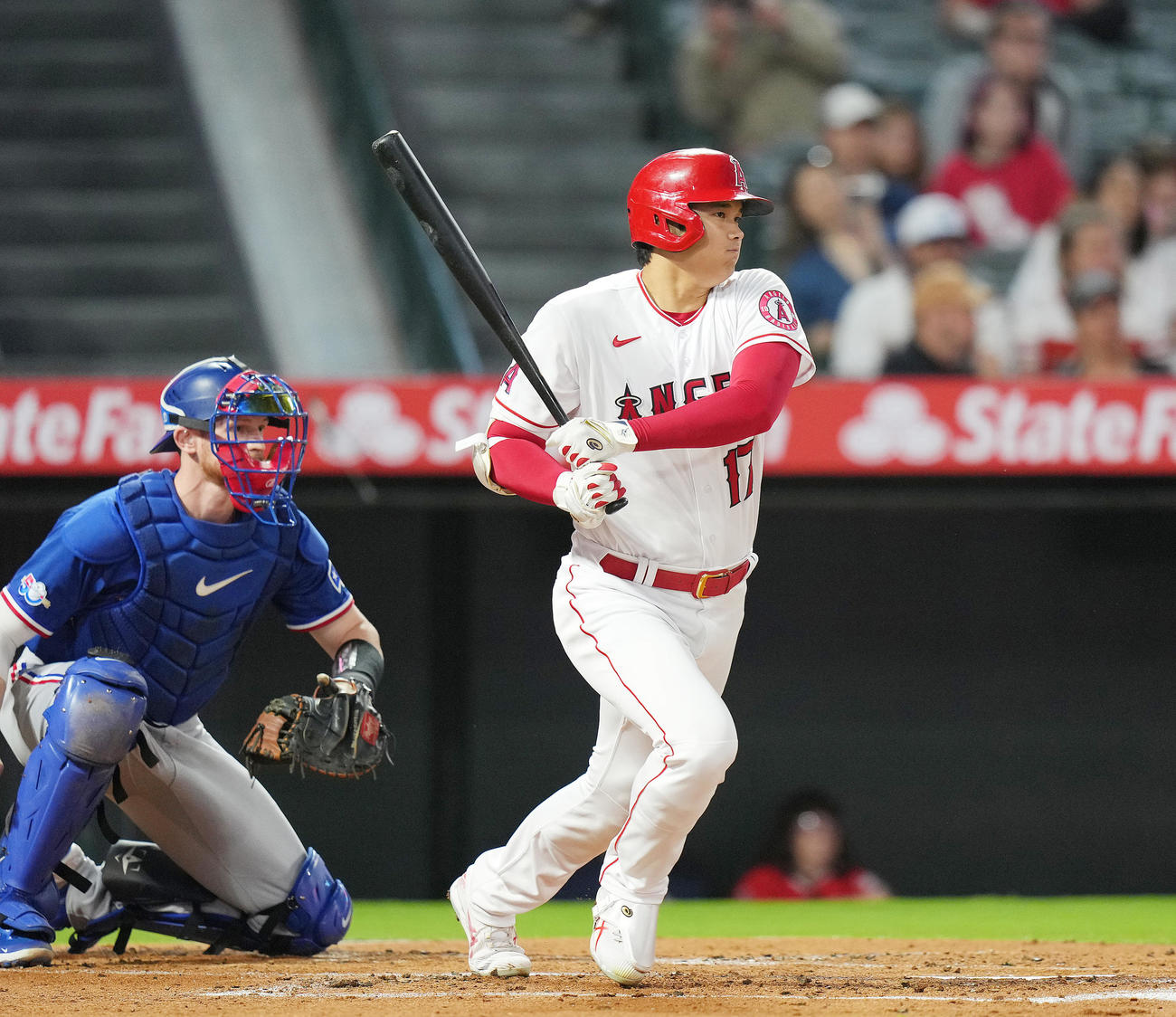 エンゼルス対レンジャーズ　1回裏エンゼルス2死、右前打を放つ大谷（撮影・菅敏）