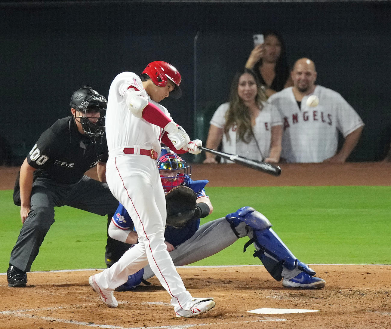 エンゼルス対レンジャーズ　3回裏エンゼルス無死一塁、中飛に倒れる大谷（撮影・菅敏）