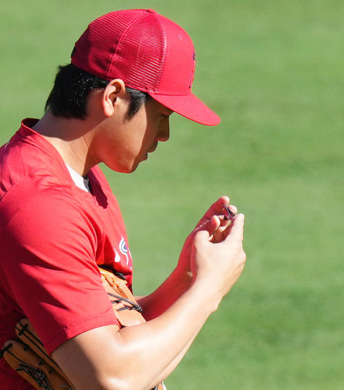 エンゼルス対レンジャーズ 試合前の練習中に爪切りで指の手入れをする大谷(撮影・菅敏)