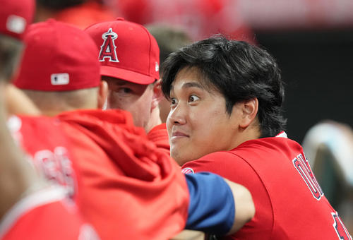 エンゼルス対レンジャーズ 試合中、ベンチでナインと話す大谷(右)(撮影・菅敏)
