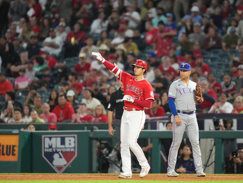 エンゼルス対レンジャーズ 8回裏エンゼルス無死、左前打を放ち、ポーズをとる大谷(撮影・菅敏)