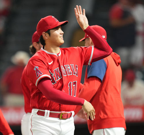 レンジャーズに勝利し、ナインとエアタッチをする大谷(左)(撮影・菅敏)