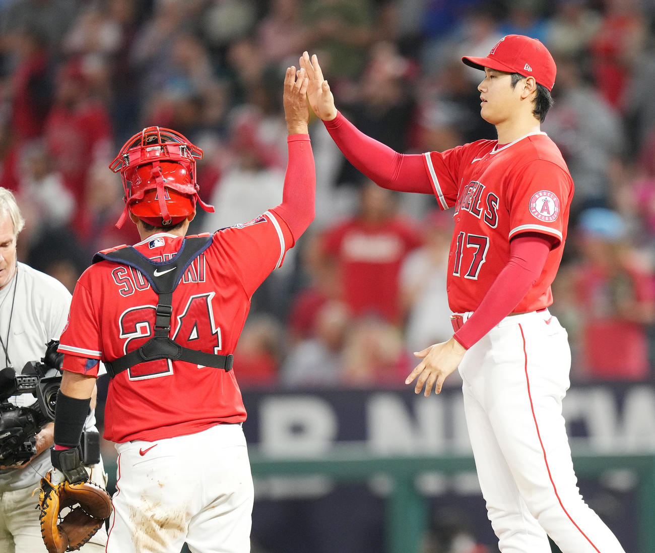 レンジャーズに勝利し、スズキ（左）とタッチをする大谷（撮影・菅敏）