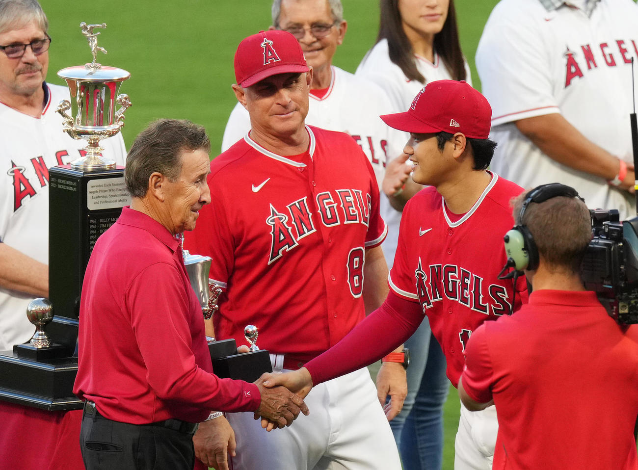 チーム年間MVPに選ばれ、セレモニーでアート・モレノ氏（左）と握手をするエンゼルス大谷（撮影・菅敏）