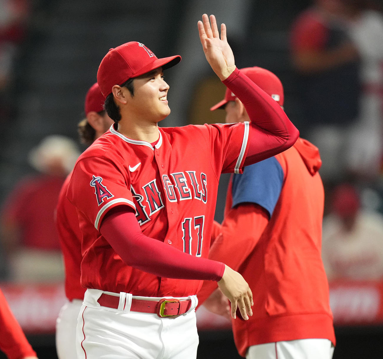 レンジャーズに勝利し、ナインとエアタッチをする大谷（左）（撮影・菅敏）