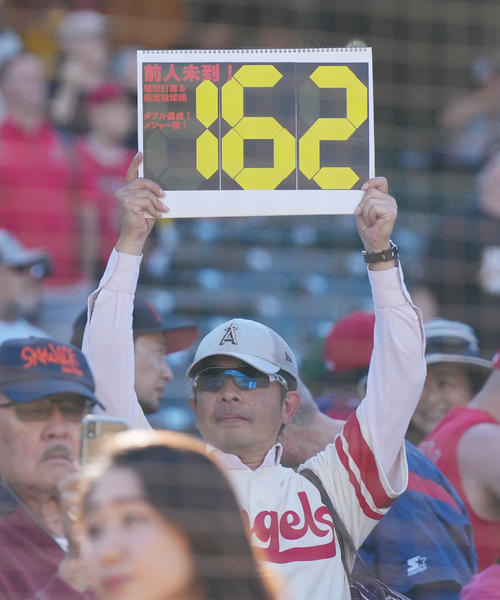 エンゼルス大谷が史上初の規定打席と規定投球回のダブル到達を果たし、喜ぶファン(撮影・菅敏)