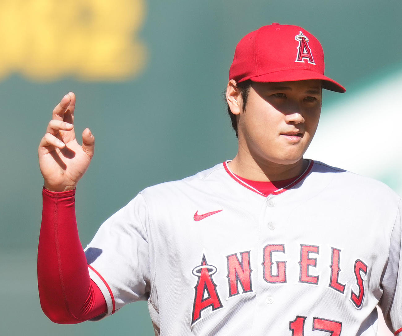 アスレチックス対エンゼルス　5回途中、ベンチに向かって指のマメを見せるエンゼルス大谷（撮影・菅敏）