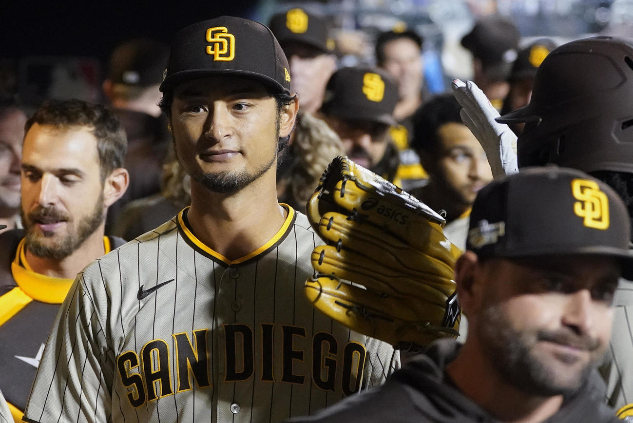 メッツ戦で7回を投げ終え、ベンチでタッチを交わすダルビッシュ有（AP）