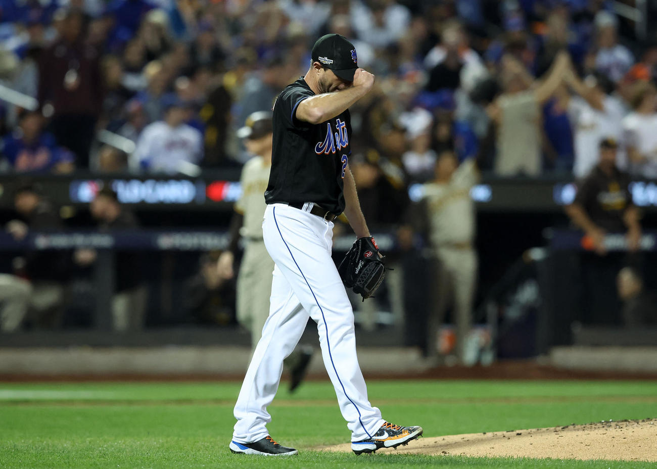 パドレス戦の1回、2失点しマウンドでうつむくメッツのシャーザー（USA TODAY＝ロイター）