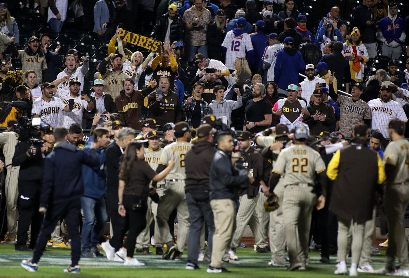 メッツに勝利し歓喜に沸くパドレスナインとファン（USA TODAY）