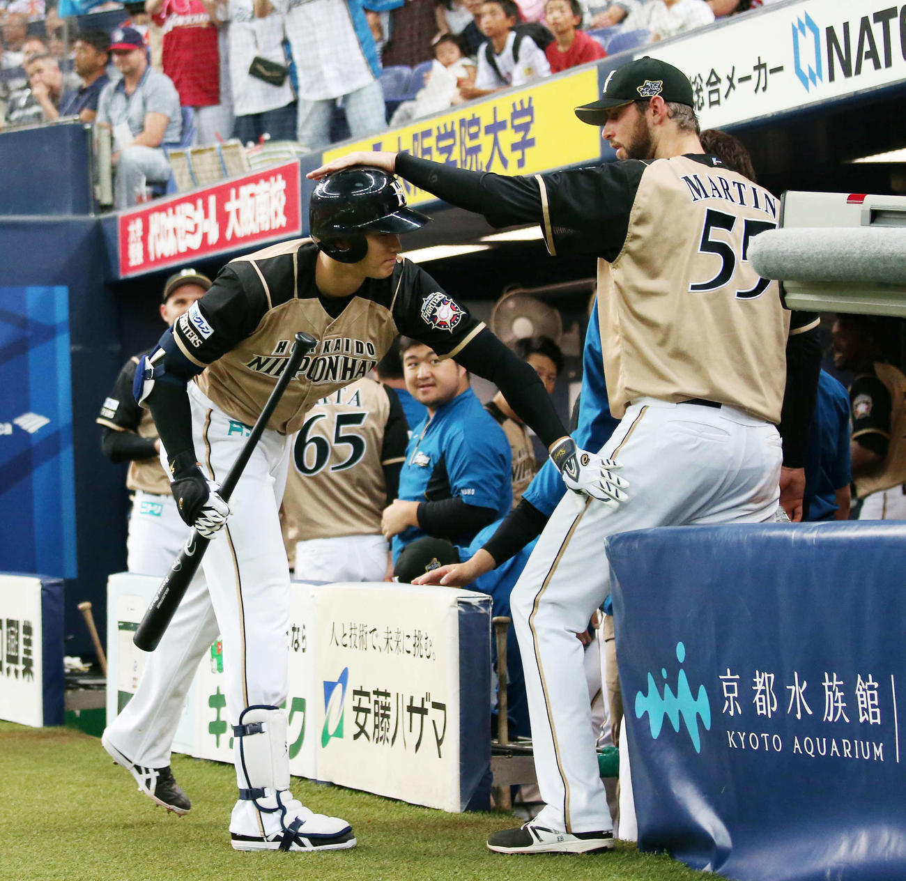 17年、本塁打を放った大谷（左）の頭をなでるマーティン
