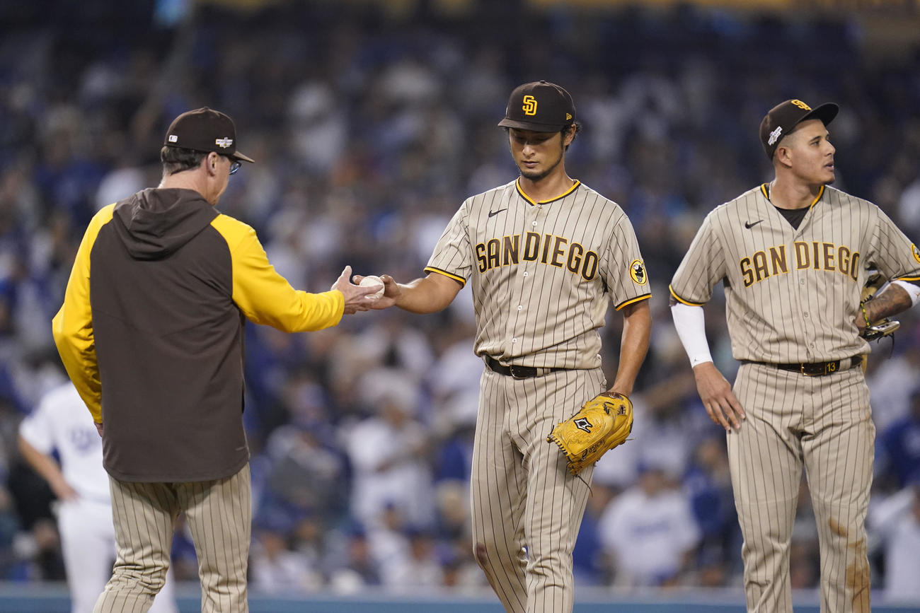 ドジャース戦の6回、降板となりメルビン監督（左）にボールを渡すダルビッシュ（AP）