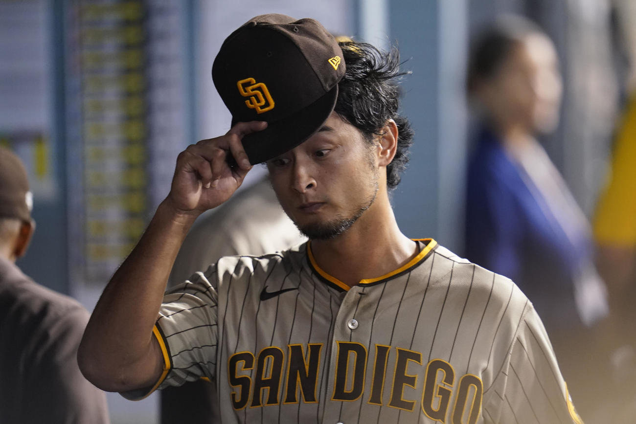 ドジャース戦の6回、降板しベンチで厳しい表情を見せるダルビッシュ（AP）