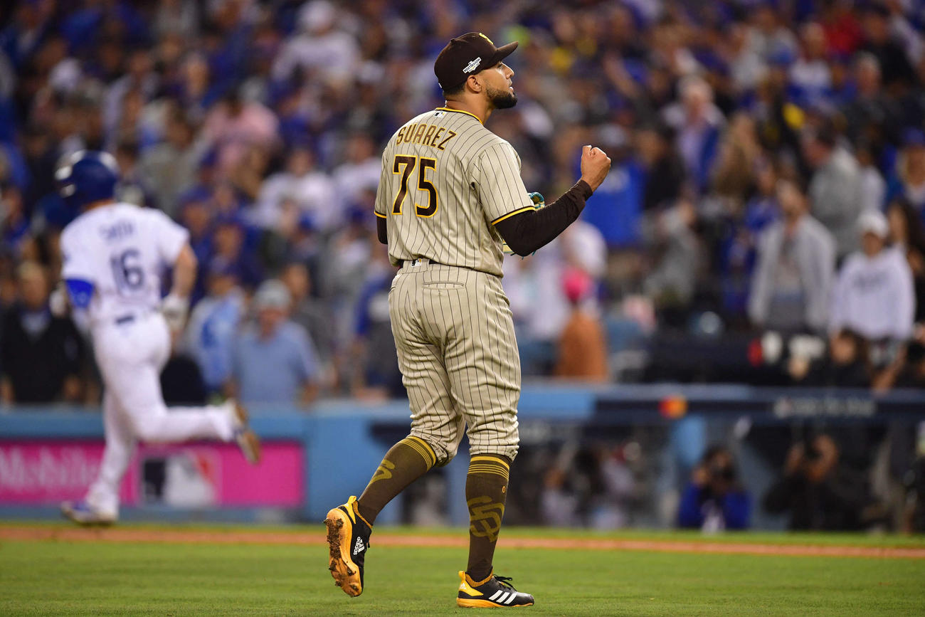ドジャース戦の7回、パドレスのスアレスは2イニングを無失点に抑えてガッツポーズ（USA TODAY）