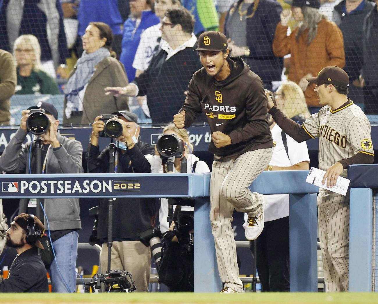 ドジャースに勝利し、叫びながらベンチを飛び出すパドレスのダルビッシュ（共同）