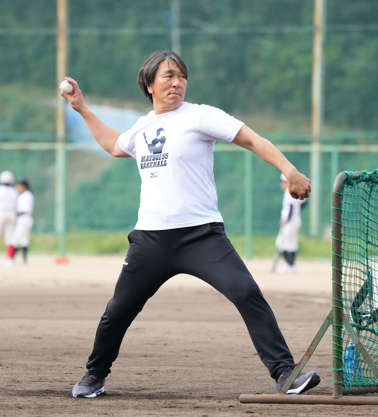 野球教室で打撃投手を務める松井氏（撮影・菅敏）