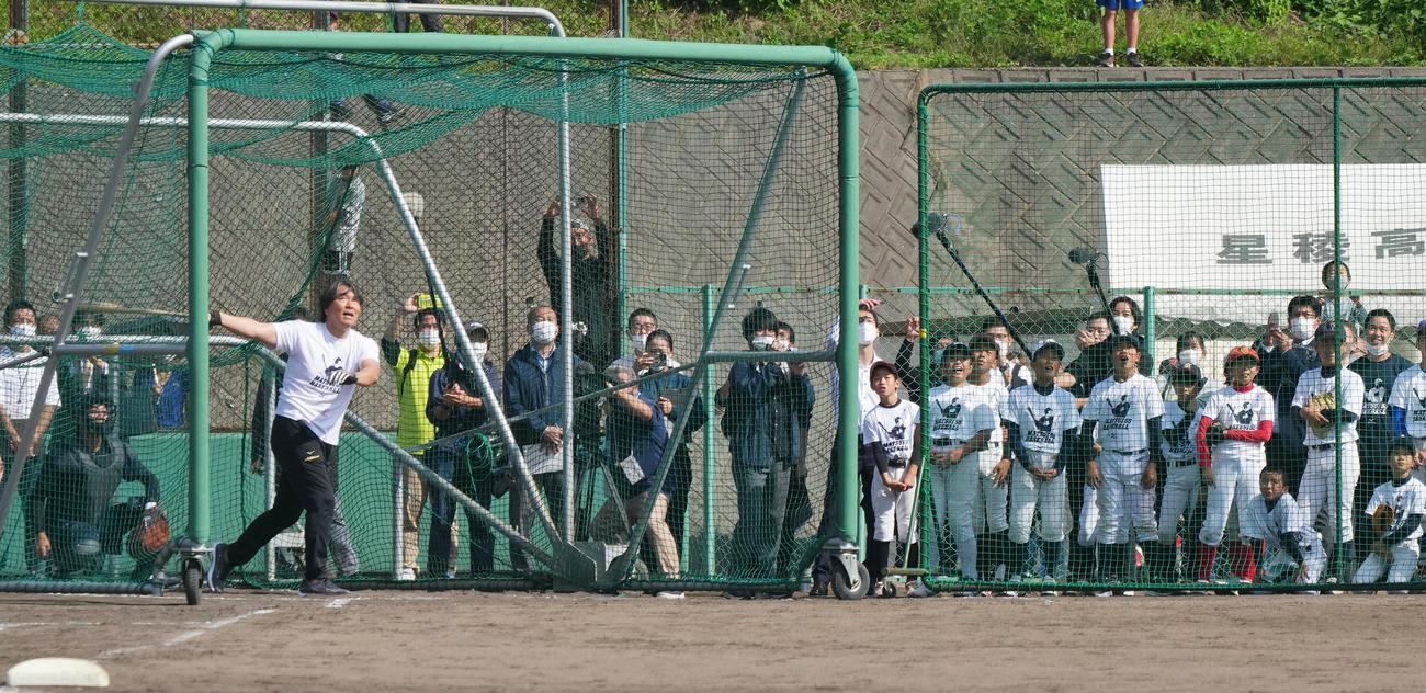 野球教室でフリー打撃を披露する松井氏（撮影・菅敏）