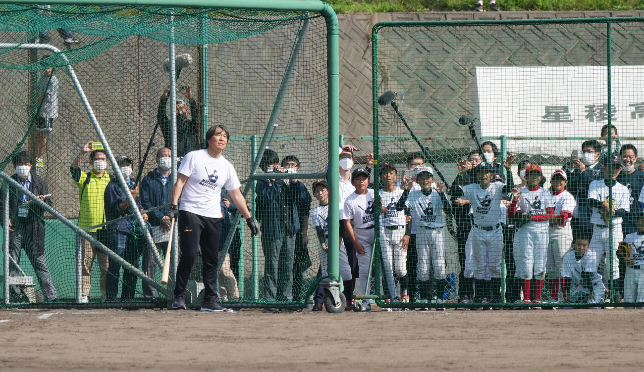 野球教室でフリー打撃を披露する松井氏（撮影・菅敏）