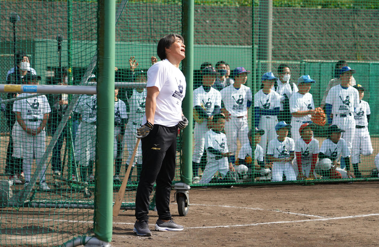 野球教室でフリー打撃を披露する松井氏（撮影・菅敏）