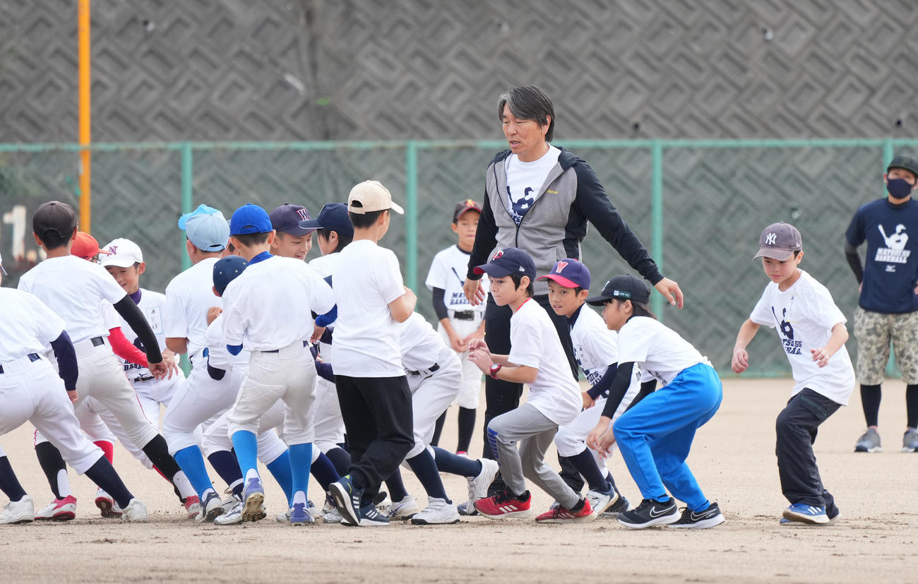 野球教室で子供たちにあいさつする松井氏（中央右）（撮影・菅敏）