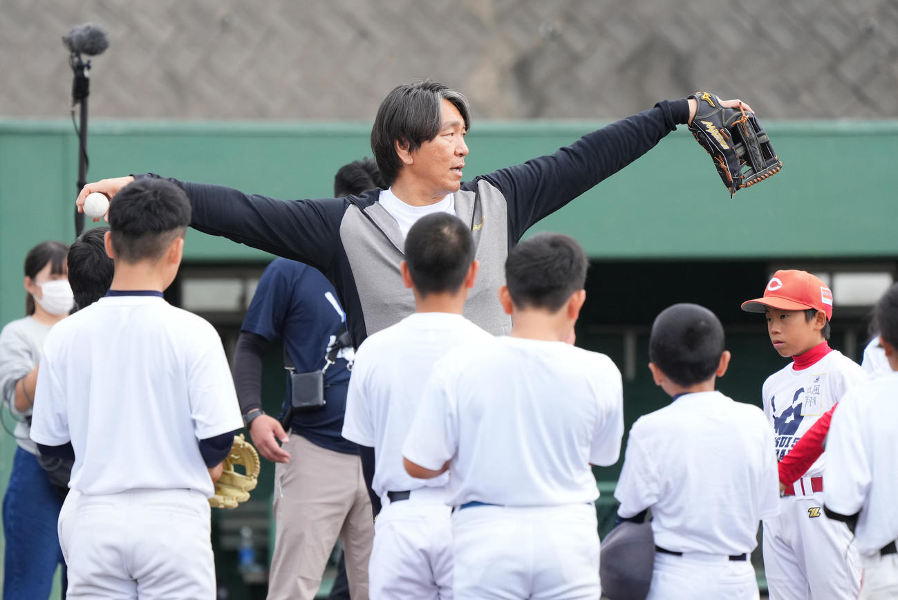野球教室で子供たちに指導する松井氏（中央）（撮影・菅敏）