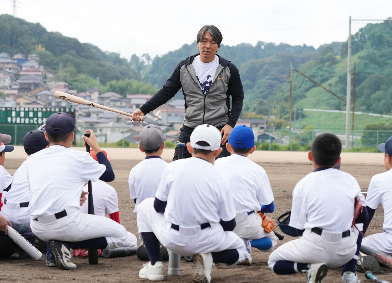 野球教室で子供たちに指導する松井氏（中央）（撮影・菅敏）