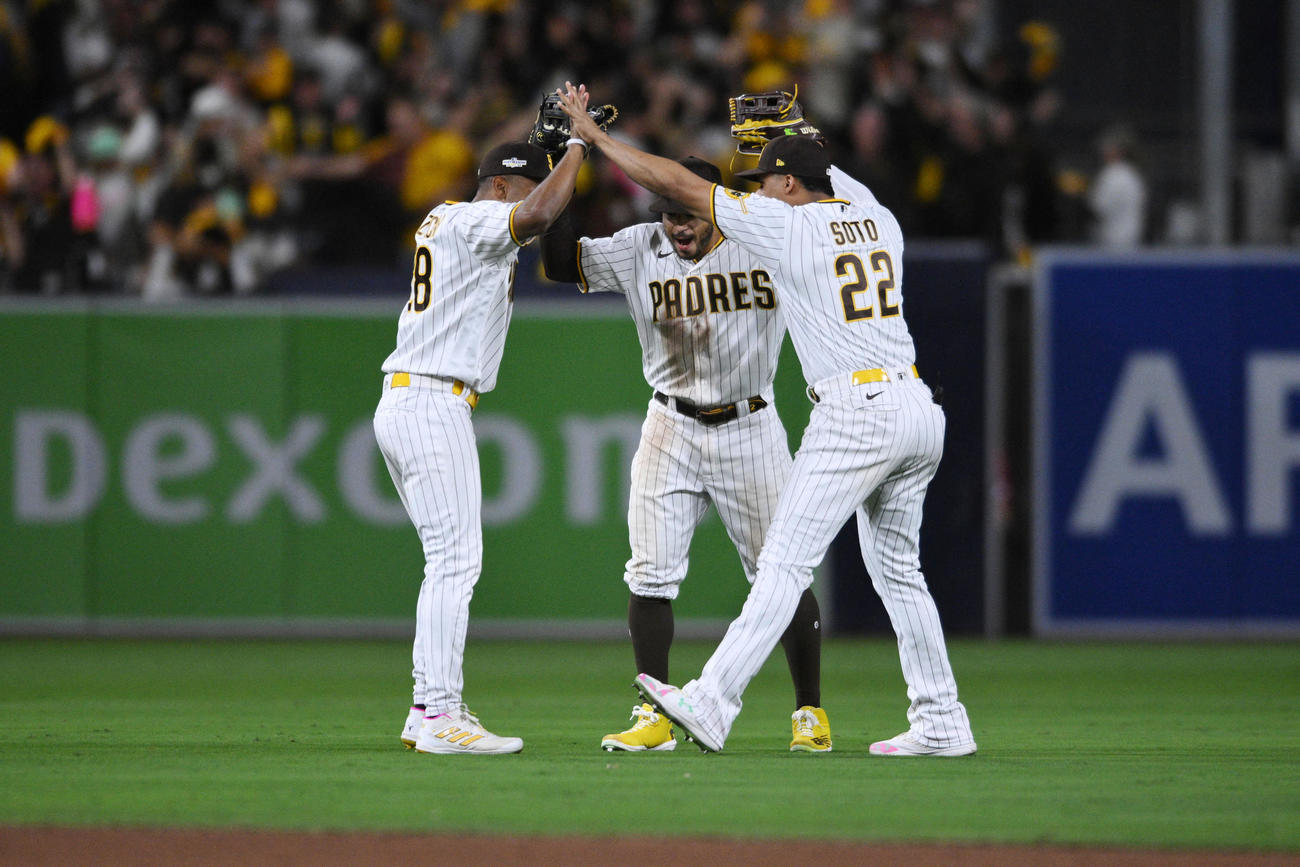 ドジャースに勝利し、喜ぶアゾカー、グリシャム、ソト（ロイター）