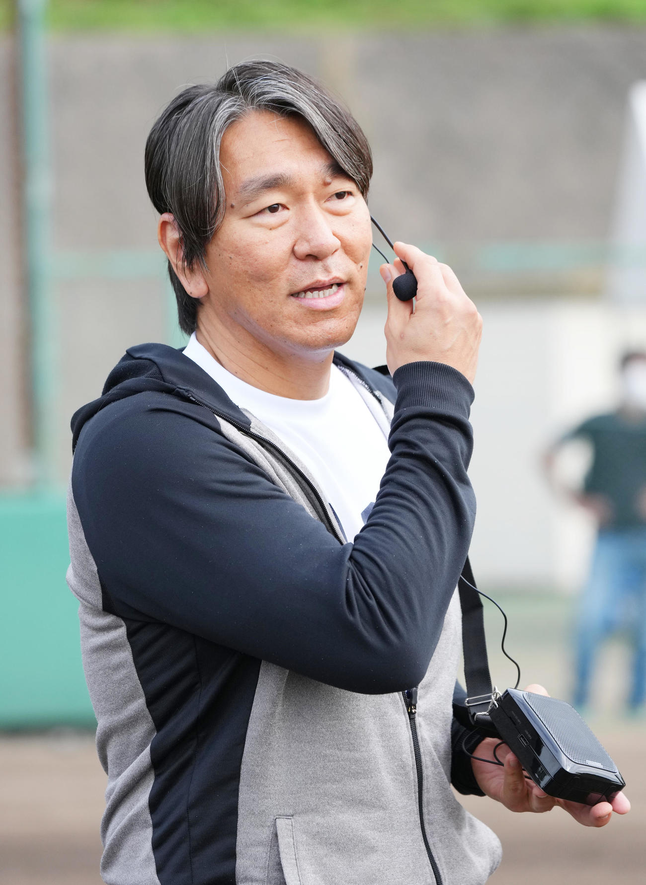 野球教室で子供たちにあいさつする松井氏（撮影・菅敏）