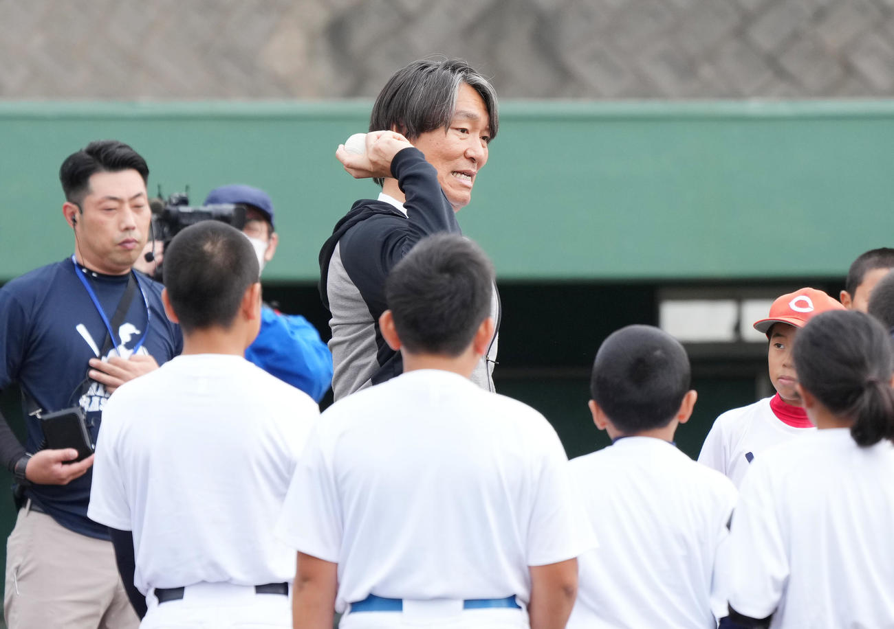 野球教室で子供たちに指導する松井氏（中央）（撮影・菅敏）