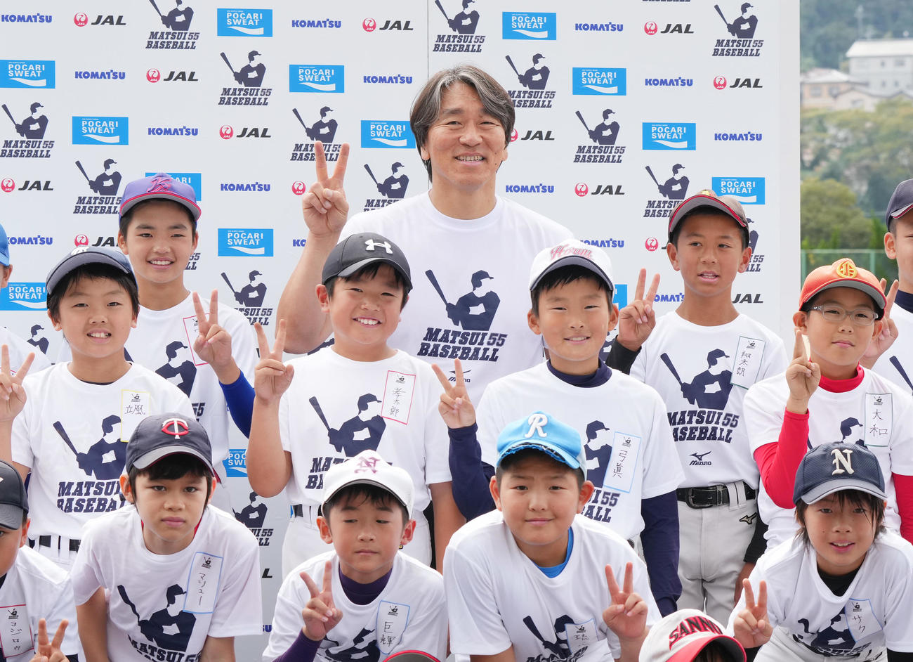 野球教室を終え、参加した子供たちと記念写真に納まる松井氏（後列中央）（撮影・菅敏）