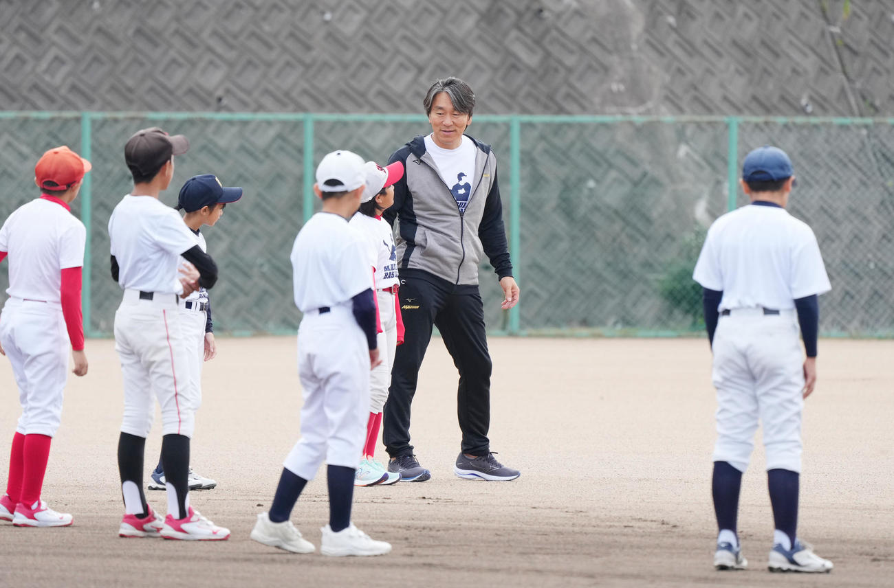 野球教室で子供たちと交流する松井氏（右から2人目）（撮影・菅敏）