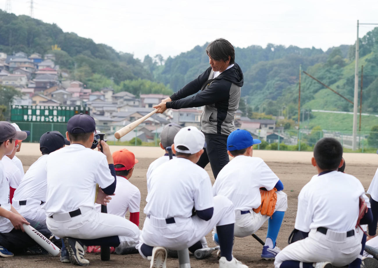 野球教室で子供たちに指導する松井氏（中央）（撮影・菅敏）