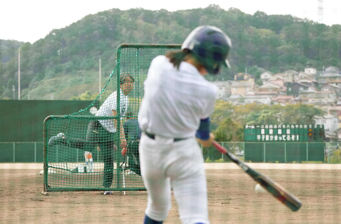 野球教室で打撃投手を務める松井氏（撮影・菅敏）