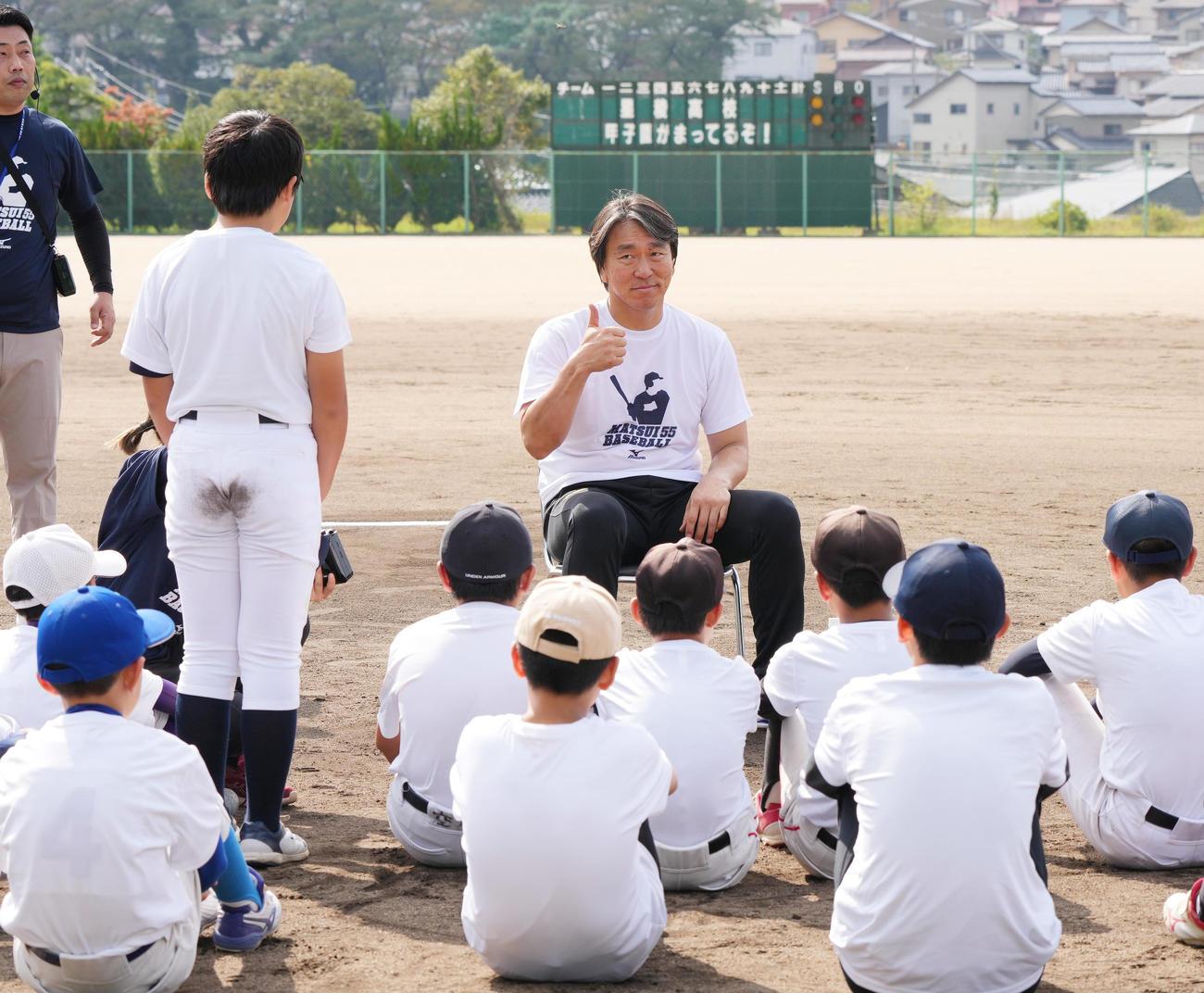野球教室で子供たちの質問に答える松井氏（中央）は、ポーズをとる（撮影・菅敏）