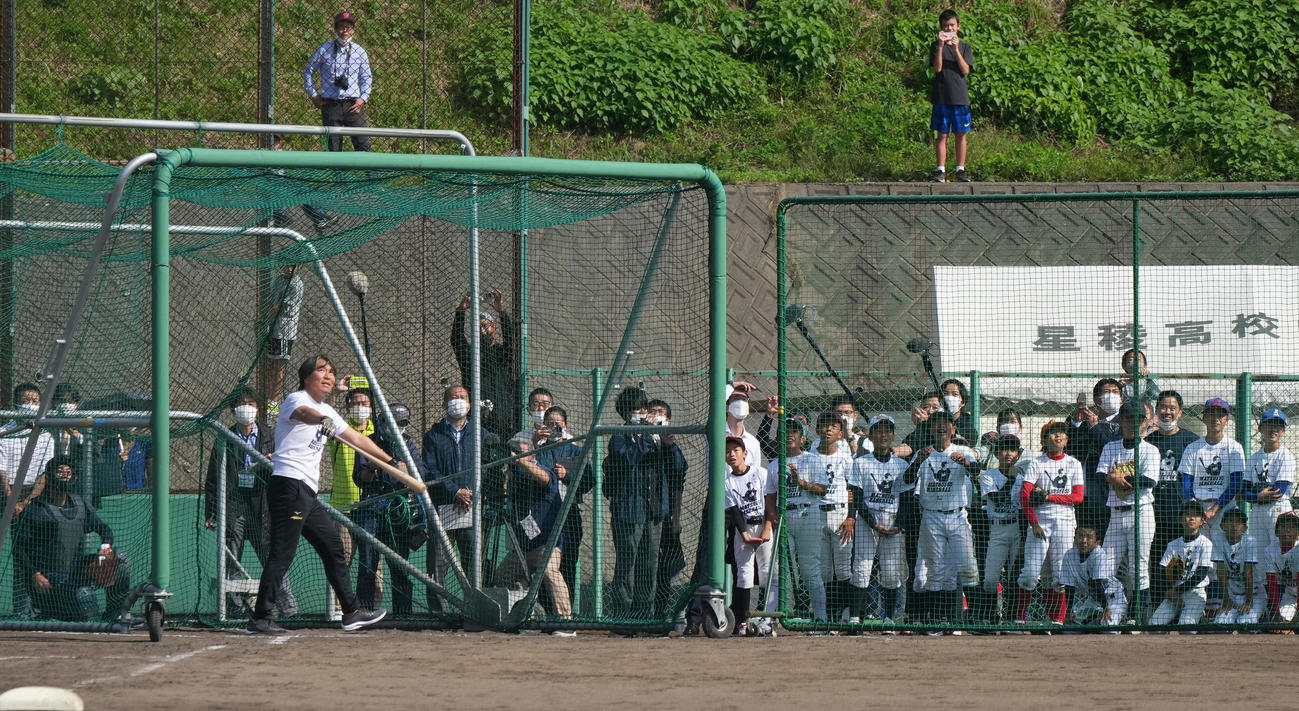 野球教室でフリー打撃を披露する松井氏（撮影・菅敏）