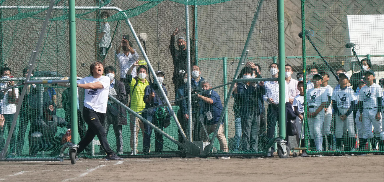 野球教室でフリー打撃を披露する松井氏（撮影・菅敏）