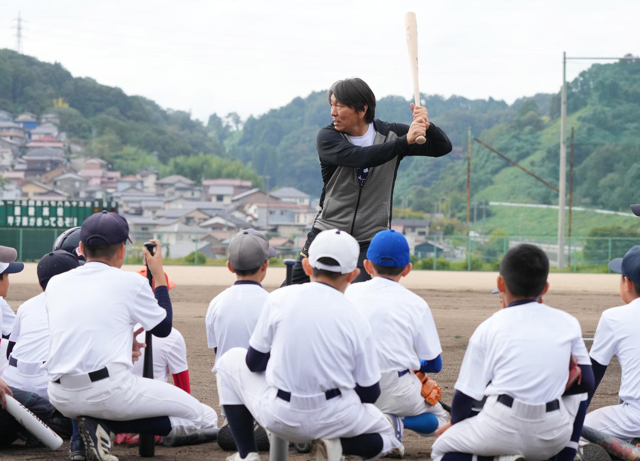 野球教室で子供たちに打撃指導する松井氏（撮影・菅敏）