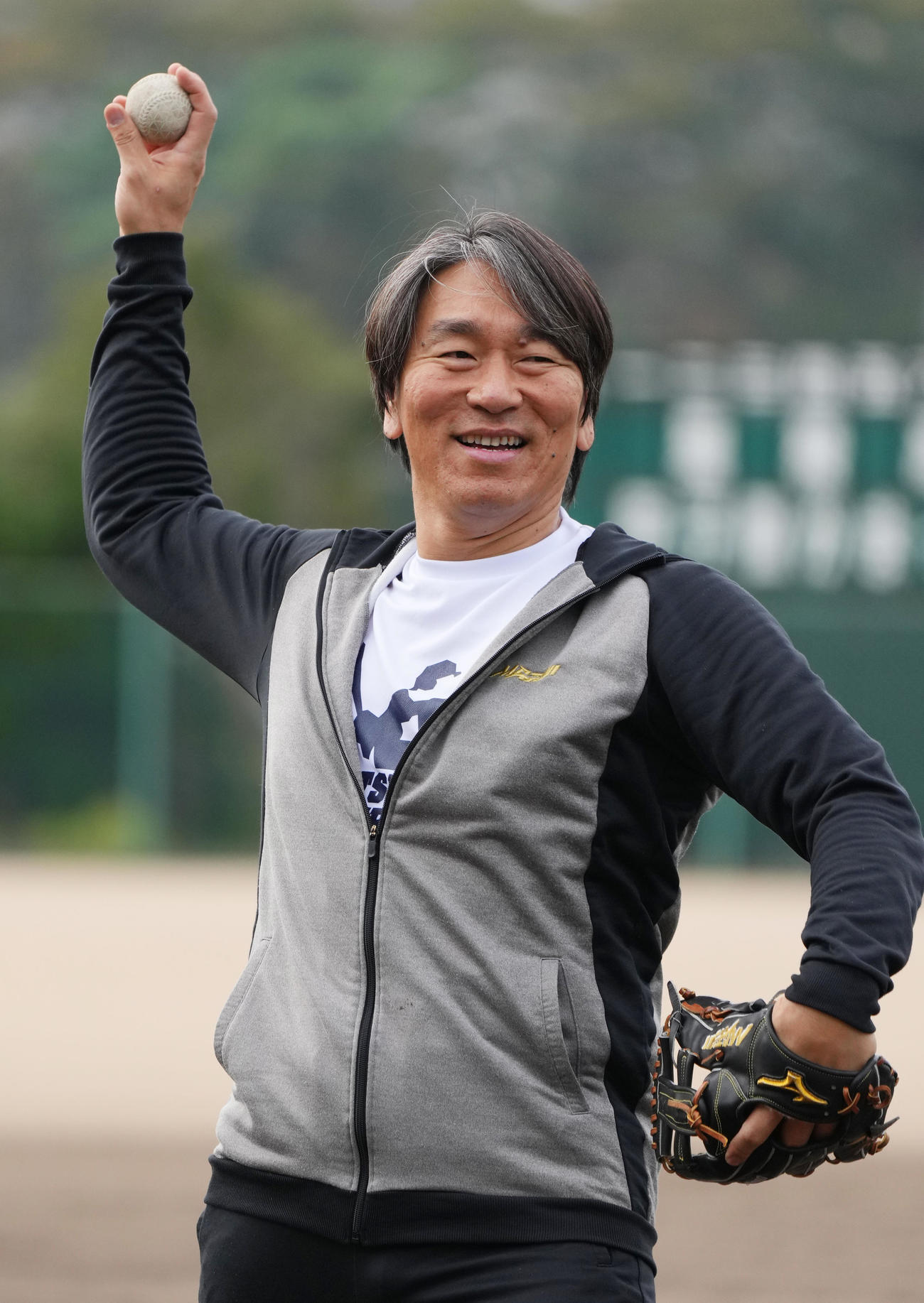 野球教室でキャッチボールをする松井氏（撮影・菅敏）